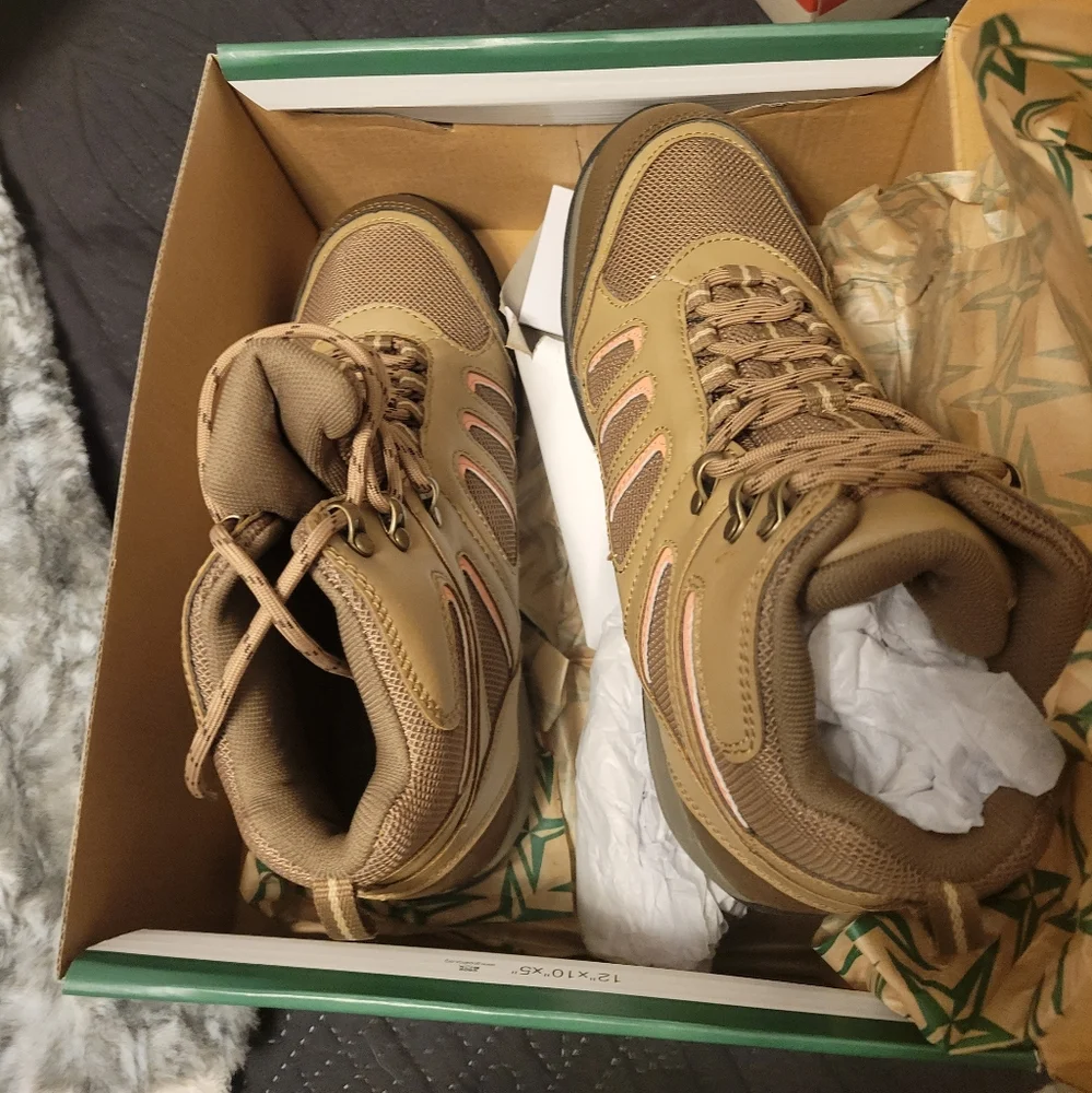 NIB! Eastland hiking boots! Color Ash-Natural